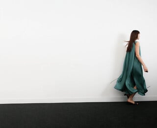 Vestido evas&eacute; satinado capa en espalda