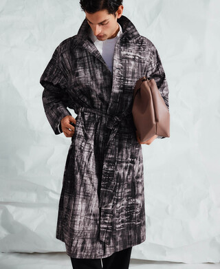 Gabardina oversize estampada con capa