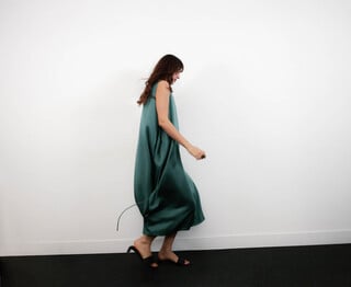 Vestido evas&eacute; satinado capa en espalda