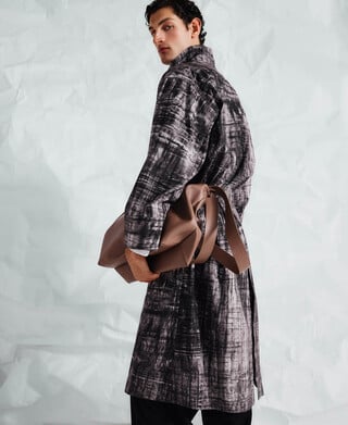 Gabardina oversize estampada con capa