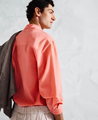 Camisa oversize media tapeta