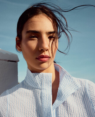 Seersucker striped armhole sleeve shirt