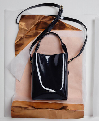 Mica patent bucket bag woman