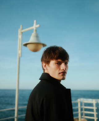 Lapel collar trench coat man