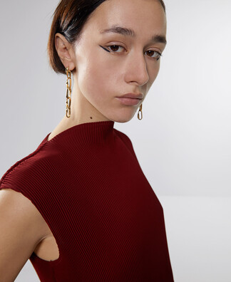 Pleated top with asymmetrical hem Pleated top with asymmetrical hem
