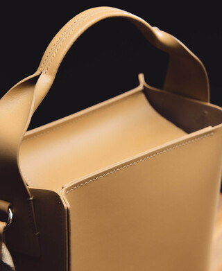 Bolso bucket asim&eacute;trico Mica piel