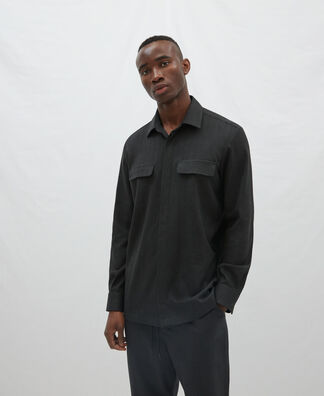 Camisa bolsillo tapeta en pecho Camisa bolsillo tapeta en pecho