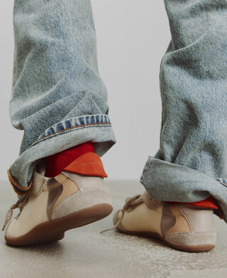 Flat mixed-material sneaker