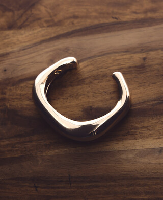 Brazalete met&aacute;lico irregular