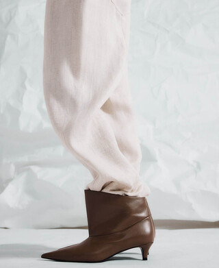Asymmetrische Lederstiefeletten