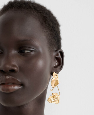 Boucles d&rsquo;oreilles m&eacute;talliques fleur
