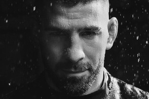 ADOLFO DOMÍNGUEZ MUESTRA SU RESISTENCIA A LAS MODAS PASAJERAS