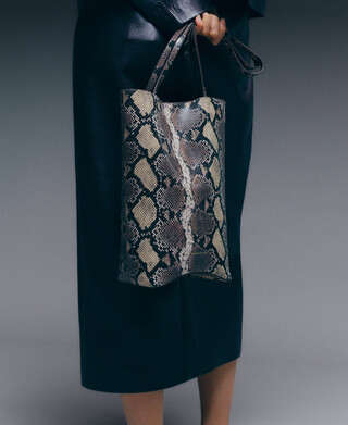 Ori&oacute;n snake-embossed vertical hobo bag