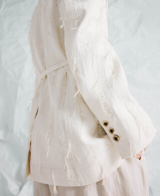 Zweireihiger Blazer mit ausgefransten Details