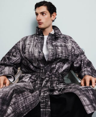 Gabardina oversize estampada con capa