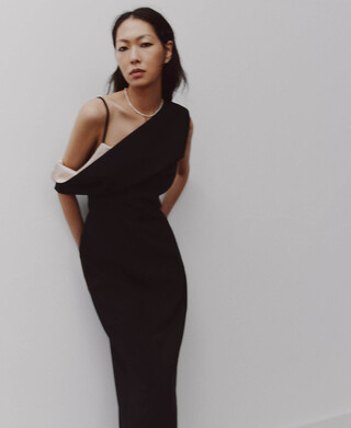 Eng anliegendes Kleid mit drapiertem Ausschnitt