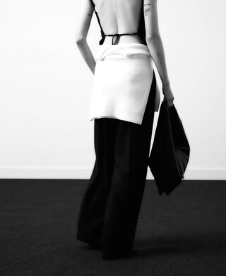 Rounded knit sweater woman