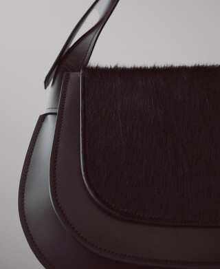 Dorna Schultertasche in Ponyfell-Optik