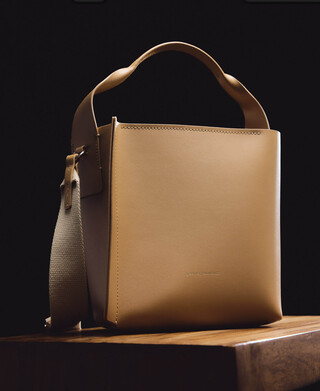 Bolso bucket asim&eacute;trico Mica piel