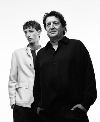 Spread collar oversize shirt