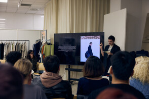 ADOLFO DOMÍNGUEZ ABRE LAS PUERTAS DE SU TALLER A JÓVENES VOLUNTARIOS