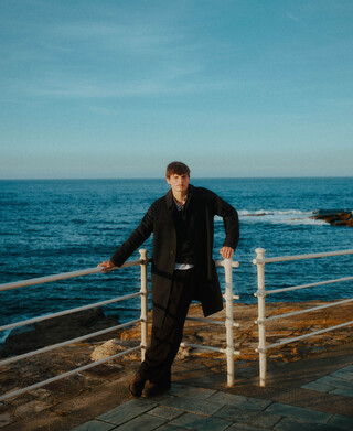 Lapel collar trench coat man