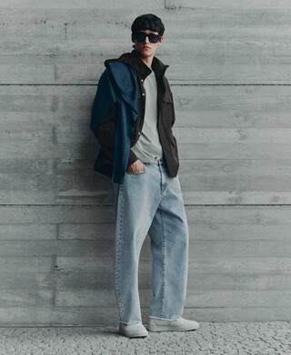 Pantalon en jean effiloch&eacute; &agrave; coupe en tonneau