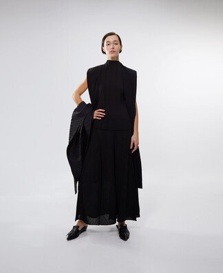 Knitted waistcoat with shoulder straps Knitted waistcoat with shoulder straps