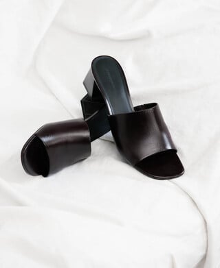 Sandalia tac&oacute;n cuadrado piel