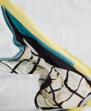 Maxi-Tuch mit Kalenderprint aus Seide