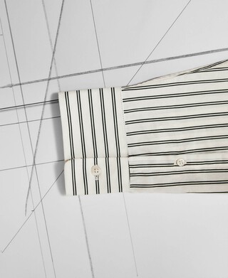 Regular fit spread collar striped shirt