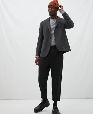 Carrot silhouette pleated trousers Carrot silhouette pleated trousers