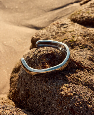 Irregular-shaped rigid metal choker