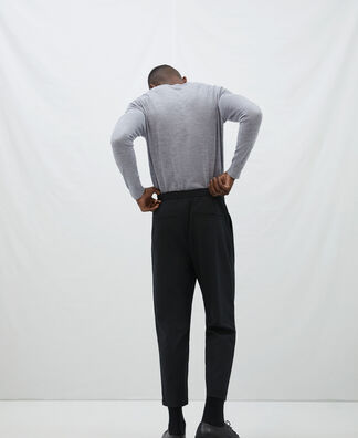 Carrot silhouette pleated trousers Carrot silhouette pleated trousers