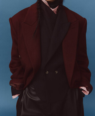 Kurzer, doppelreihiger ma&szlig;geschneiderter Blazer