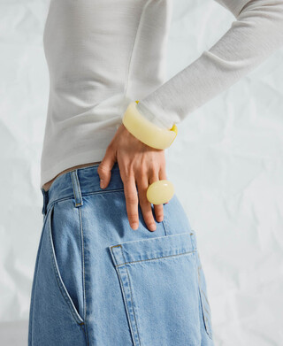 Zweifarbiges Armband aus Hartkunststoff