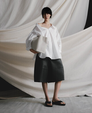 Chemise asym&eacute;trique d&eacute;structur&eacute;e pour femme