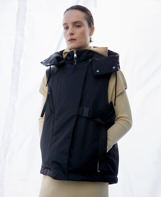 Detachable hooded nylon waistcoat
