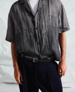 Camisa cuello bowling bordada lino