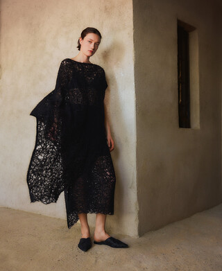 Cape asymétrique brodée en maille pour femme