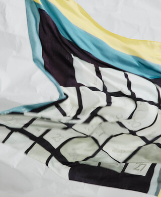 Maxi-Tuch mit Kalenderprint aus Seide