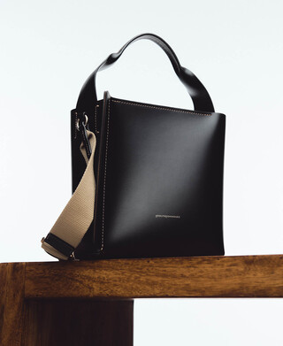 Bolso bucket asim&eacute;trico Mica piel