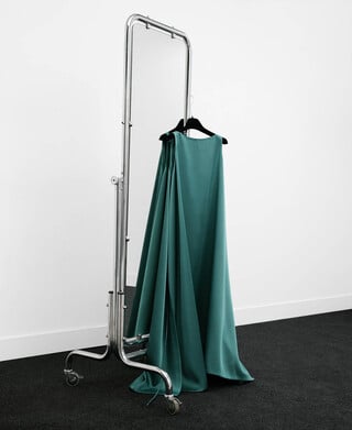 Vestido evas&eacute; satinado capa en espalda