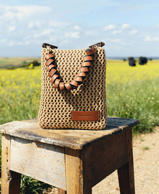 Bolso plano textura rafia