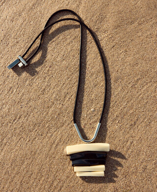 Necklace with movable resin pieces