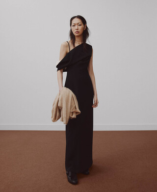 Eng anliegendes Kleid mit drapiertem Ausschnitt