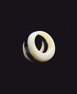 Anillo resina bicolor