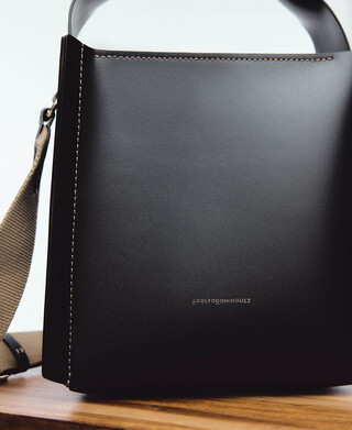 Bolso bucket asim&eacute;trico Mica piel