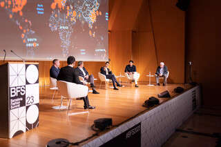 Antonio Puente junto a Antonio Pascual, José Luis Goñi, Humbert Sasplugas y Frederic Sabria en un momento de la charla. FOTO: Rubén Vaquero | Modaes