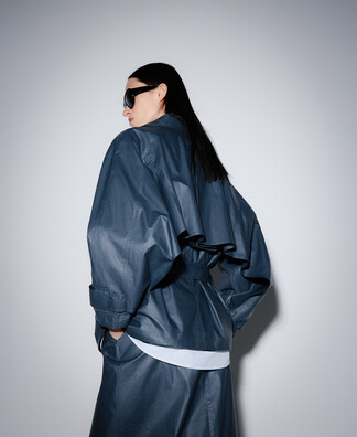 Gabardina corta cuello chimenea